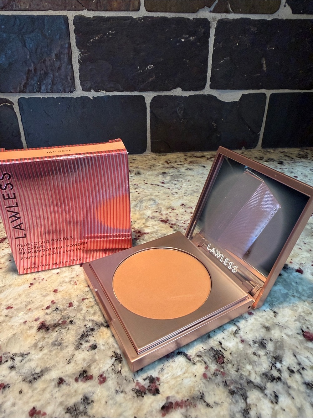 LAWLESS SKIN SMOOTHING POWDER